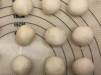 step6: 糯米糰均分成1個20克，搓圓，壓扁成圓餅狀待用