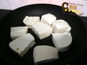 step1: 先燒熱油, 煎香豆腐