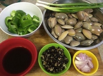 step2: 青椒洗淨去籽切件, 蔥洗淨切段, 乾蔥頭切片, 豆豉浸水沖洗後瀝乾伴上切碎的蒜頭, <span class="group_2">汁料</span>撈埋備用