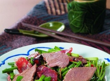 step4: 大火燒熱两湯匙生油, 爆香蒜片至微黄, 加入豬膶片連薑絲同爆炒, 再加入臘肉和臘腸, 再放入糖鹽生抽和韮菜, 快速爆炒至收乾汁水, 見豬膶沒有血色即熟, 最後放入蔴油炒匀即成。