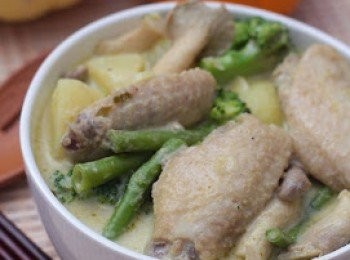 step7: 加入其餘材料繼續煮至熟。
下椰汁拌勻，再滾起即可。