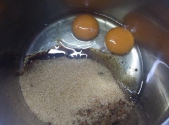 step1: 先將蛋及糖打至企身，約2分鐘。
