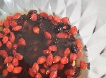 step1: 葡萄乾與枸杞泡水備用