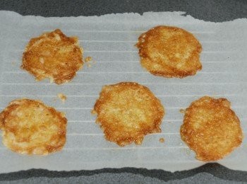 step2: 放入已預熱180度焗爐，焗8至10分鐘，或至芝士完全溶化及成金黃色 *如想脆片更酥脆，可焗至焦色