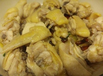 step3: 蒸好後將雞轉碟, 可撒上少許雞油, 再落口水雞醬。