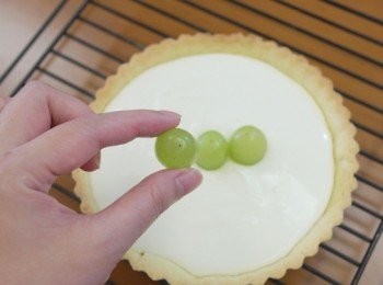 step8: 依序擺上青葡萄至全滿。