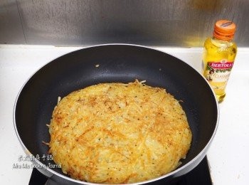 step4: 把薯餅反另一面，在餅的邊緣下1湯匙橄欖油煎5分鐘。