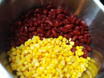 step2: 將紅腰豆瀝乾水與粟米混合。