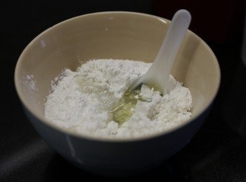 step1: 糯米 + 澄麵過篩
糖及水煮溶後倒入已過篩的糯米及澄麵