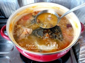 step8: 將三文魚頭連湯及薑片放入南瓜蕃茄湯內 , 煲滾後蓋上蓋轉慢火煲1 1/2小時