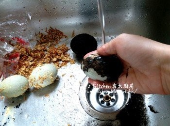 step3: 皮蛋及鹹蛋去除表面污衊 , 用水沖一沖洗表面及瀝乾水份