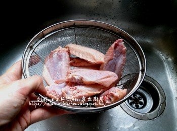 step1: 將<a href="https://bit.ly/3zHU5V3" target="_blank" data-keyword="雞翼" class="guide-link"><strong>雞翼</strong></a> <span style="display:inline-block;vertical-align:middle;margin-top:-3px;color:initial;border-radius:3px;padding:2px 3px;font-size:12px;line-height:14px;background:#87d300;color:#fff;">即買</span> 用水沖洗及瀝乾水份