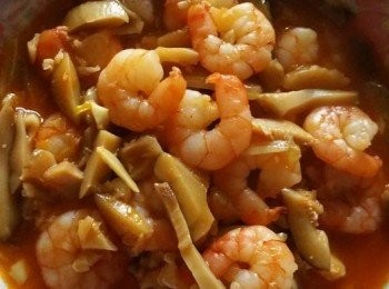 step3: 再把海蝦,咕嚕甜酸醬和豉油加入鍋中和其他<span class="group_1">食材</span>再煮大約5分鐘即可上碟