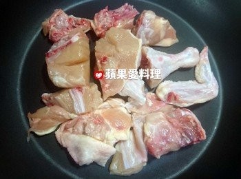 step6: 取出平底鍋，放入雞肉（雞皮面朝下），開中火慢煎（不需放油，也不需移動雞肉）。