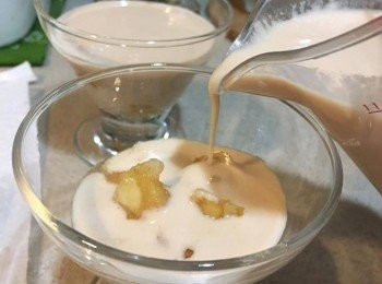 step5: 最後放蜜桃粒入碗內，再倒入蜜桃混合液，放入雪櫃冷藏3-4小時便可