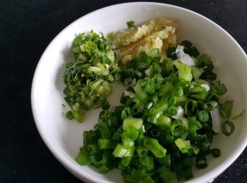 step3: 芫茜碎，蔥花，薑蓉