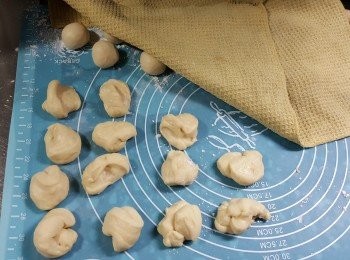 step16: 搓好的皮用乾布蓋住妨變乾