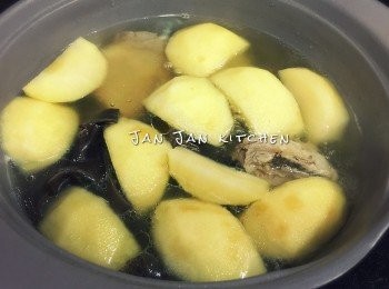 step3: 所有材料放入鍋內加水，大火滾起後續煲10分鐘，收小火煲40分鐘即可。黑木耳中的膳食纖維及多醣，需經高溫烹煮才較容易釋放及被吸收，只泡過做涼拌的較難消化及營養價值較低。