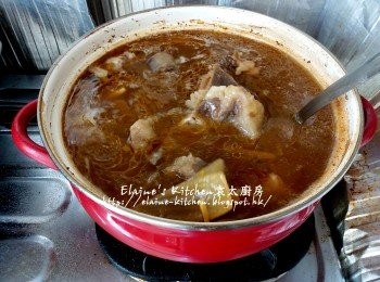 step8: 1小時後加入牛尾及適量熱水拌勻蓋上蓋繼續用慢火煲1 1/2小時