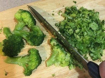 step2: 把煮好既西蘭花切碎