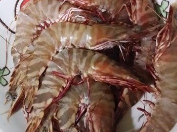 step1: 將蝦洗淨剪鬚，抺乾水份。