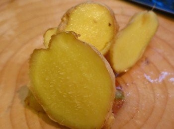 step5: － 薑片切片，輕輕用刀身拍幾下