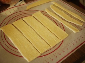 step9: 四邊不規則的先切掉. 再切成四等份,塗抹上煉乳醬,別全塗完,留少許最後用