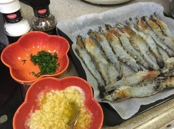 step3: 用平底鑊中細火將牛油熱溶, 加入蒜蓉同炒至香味突出即成, 牛油紙鋪在焗盆上, 將海蝦平放於牛油紙上 (如上圖) 灑上海鹽及黑胡椒碎