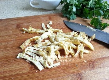 step12: 雞蛋打成蛋液放入鑊中煎至金黃色 , 盛起切絲