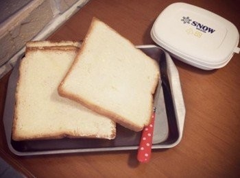 step1: 先將吐司兩面都塗上薄薄的奶油~~ 我愛用日本的雪印奶油耶...吃起來超香^^"