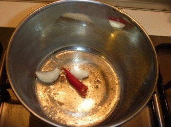 step2: 取小鍋子,倒入酒,味霖,蝦醬,蒜碎及辣椒煮滾,出香氣續放入步驟1拌勻.