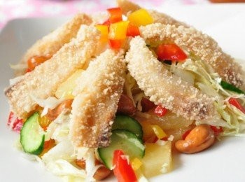 step4: 再將酥炸後的魚片擺放在蔬菜上層