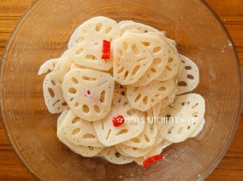 step4: 最後將蓮藕瀝乾並和其他<span class="group_1">食材</span>均勻混合後，放入冰箱醃漬入味約1小時候就完成了。