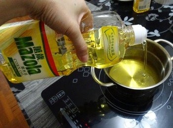 step9: 用小煲燒熱適量油