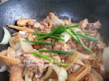 step7: 將蔥白取出去掉 , 加入青蔥段拌勻