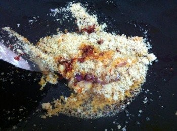 step2: 取出鍋加入食油5大匙，油熱，把所有材料倒入，以小火爆香。