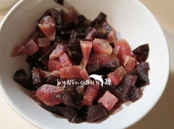 step2: 放一匙黃酒蒸熟肝腸及臘腸