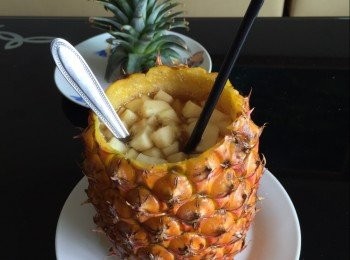 step2: 茶包加水沖泡三分鐘後加入冰塊備用。
將蘋果丁&鳳梨丁放入鳳梨甕中再加入備用的茶包水即完成