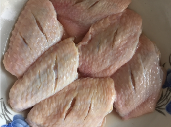 step1: <a href="https://bit.ly/3zHU5V3" target="_blank" data-keyword="雞翼" class="guide-link"><strong>雞翼</strong></a> <span style="display:inline-block;vertical-align:middle;margin-top:-3px;color:initial;border-radius:3px;padding:2px 3px;font-size:12px;line-height:14px;background:#87d300;color:#fff;">即買</span> 洗淨，用刀在兩面各切幾道，然後用鹽醃漬半個小時，以便入味。