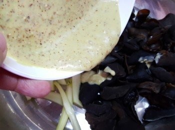 step5: 將<span class="group_2">醬汁</span>加入<span class="group_1">材料</span>中，拌勻。