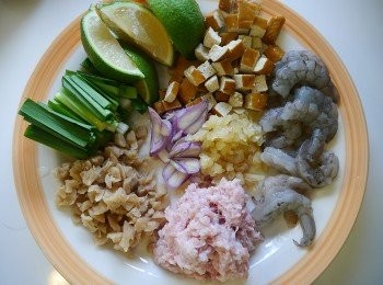 step1: *食材備齊：蝦仁開背去腸泥，蒜頭切末，紅蔥頭切片，豆干切塊，韭菜切斷，花生米敲碎，菜脯切碎，檸檬切片。