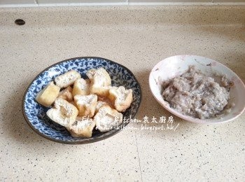 step2: 魚肉加入鹽 , 麻油 , 胡椒粉拌勻醃30分鐘 , 豆卜放入水中煮5分鐘 , 盛起瀝乾水份後切半