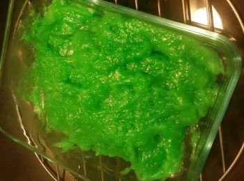 step2: 把略煮的椰漿倒入已混合糯米粉，粟粉中，拌勻。
好快拌成糯米團，將團放在平碟上。