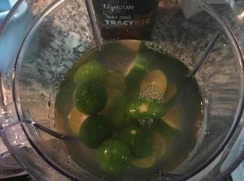 step3: 金桔丟入果汁機中，但要留六個擠完汁的金桔。果汁機加入水，並打勻，打完後的果汁成微綠黃色。