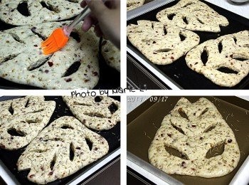 step5: 發酵好的麵包上塗一層液狀奶油
(無鹽奶油隔水加熱融化即可)
再灑上一些迷迭香來增添香草氣息
即可送進已預熱好的烤箱中烘烤

※不喜歡迷迭香的話也可以不加。