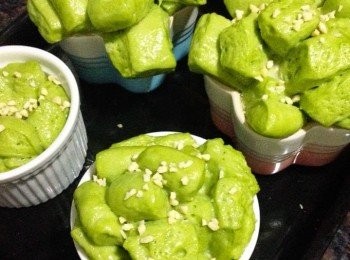 step10: 第二次發酵完成後，灑上杏仁碎。同時，焗爐預熱170度。