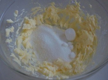 step2: 無鹽牛油先用電動打蛋器打至柔軟，加入砂糖打勻至發白。