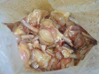 step7: 在保鮮袋內攪勻<span class="group_2">黑醋汁</span>，放入<a href="https://bit.ly/3zHU5V3" target="_blank" data-keyword="雞翼" class="guide-link"><strong>雞翼</strong></a> <span style="display:inline-block;vertical-align:middle;margin-top:-3px;color:initial;border-radius:3px;padding:2px 3px;font-size:12px;line-height:14px;background:#87d300;color:#fff;">即買</span> 拌勻，放入雪櫃中醃1小時，最好過夜。預熱焗爐180度。在焗盤上鋪上錫紙，放上雞鎚（保留汁料），放入焗爐180度16-18分鐘。