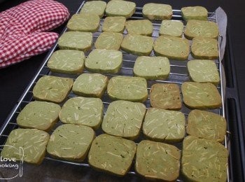 step10: 焗好後放到架上放涼