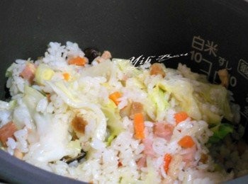 step6: 將另一半菜量及皮絲.素肉絲拌入未煮滾的飯鍋內蓋上鍋蓋續煮